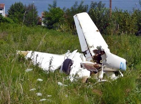 Si spezza un’ala: aliante precipita a Lucca, morti istruttore e allievo