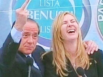 Berlusconi alza dito medio e stringe la Biancofiore