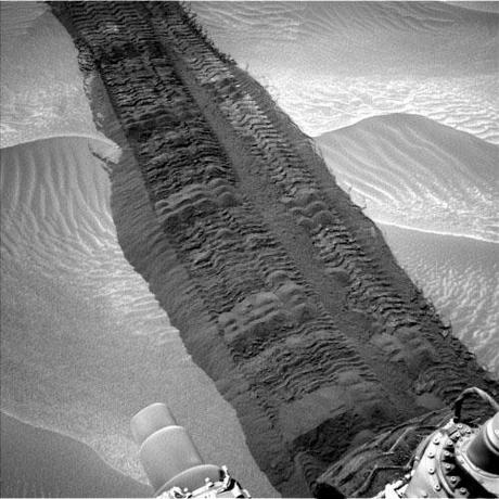 Immagine della Navigation Camera che mostra il terreno fortemente disturbato dalle ruote del rover