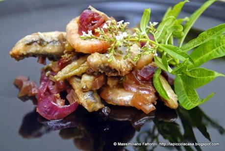 In cucina non si butta via niente! fritto misto di pesce fresco in scapece aromatico con mirtilli, cardamomo, cipolla rossa di tropea e aceto di lamponi