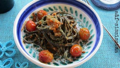 spaghetti al nero di seppia con ragù di ricci di mare