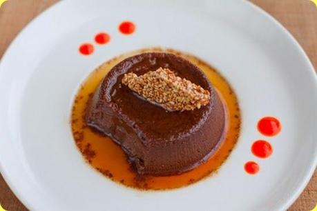 Budino al cioccolato, salsa al peperone rosso e vaniglia