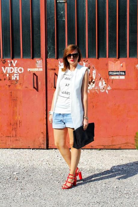 Outfit: gilet bianco e shorts in denim