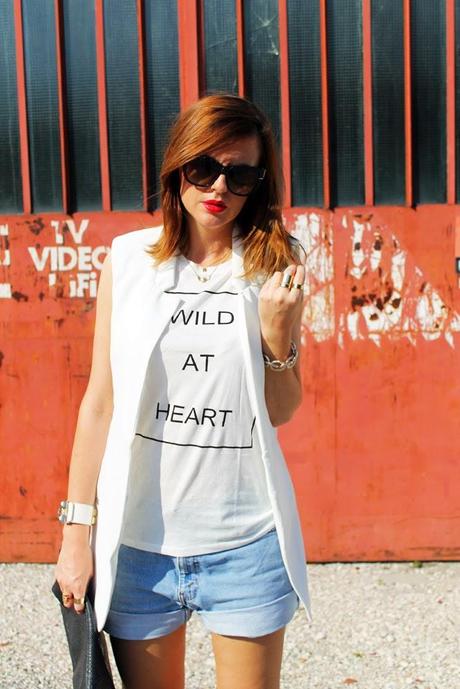 Outfit: gilet bianco e shorts in denim