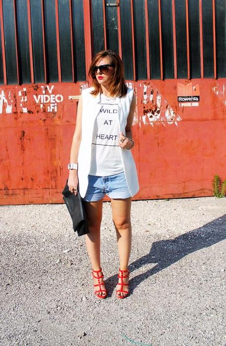 Outfit: gilet bianco e shorts in denim