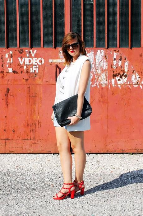 Outfit: gilet bianco e shorts in denim