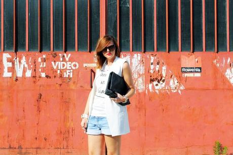 Outfit: gilet bianco e shorts in denim