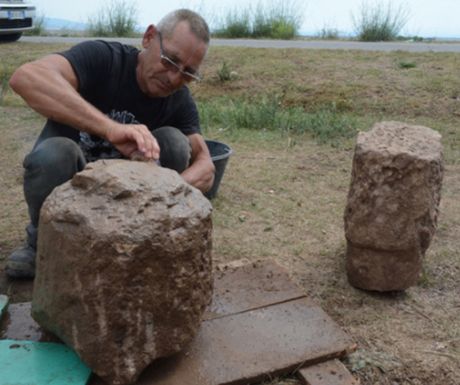 Un nuovo guerriero in pietra si aggiunge alle statue giganti di Monte Prama