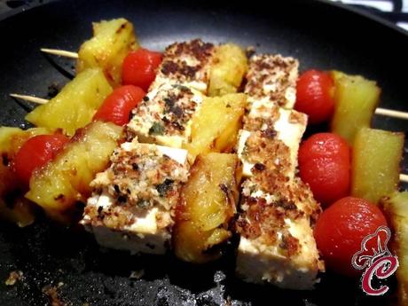 Spiedini agrodolci di ananas e tofu aromatizzato: un concetto di sapore che appaga corpo e spirito