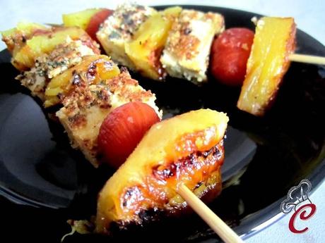 Spiedini agrodolci di ananas e tofu aromatizzato: un concetto di sapore che appaga corpo e spirito