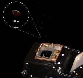 Una rappresentazione di Giada mentre raccoglie i grani della Cometa. L'immagine è stata preparata con i materiali forniti dal consorzio GIADA da M. Ferrari and V. Galluzzi. Credit: ESA/Rosetta/GIADA/Univ Parthenope NA/INAF-OAC/IAA/INAF-IAPS.