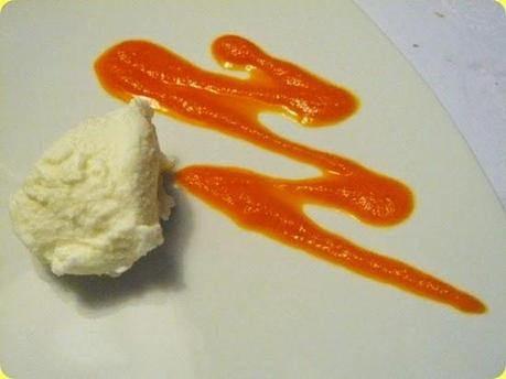 Gelato di latte di capra con salsa di carote