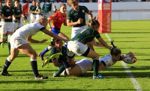 Marlie Packer marca la prima delle due mete personali nella netta vittoria dell'Inghilterra contro l'Irlanda a Parigi (Credit: I. Picarel/IRB)