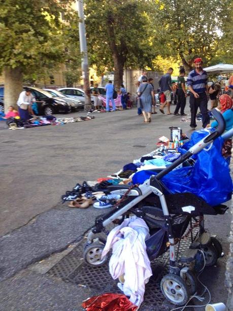 Tante foto dal mercatino del rubato e della monnezza di Piazzale degli Eroi. Di fronte all'Ospedale Oftalmico