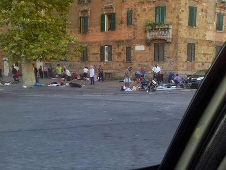 Tante foto dal mercatino del rubato e della monnezza di Piazzale degli Eroi. Di fronte all'Ospedale Oftalmico