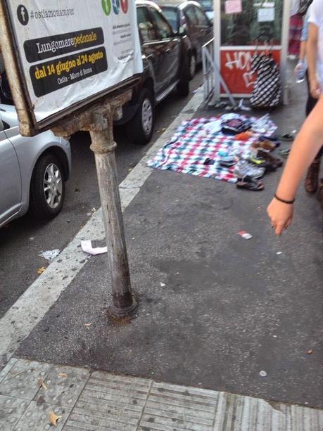 Tante foto dal mercatino del rubato e della monnezza di Piazzale degli Eroi. Di fronte all'Ospedale Oftalmico