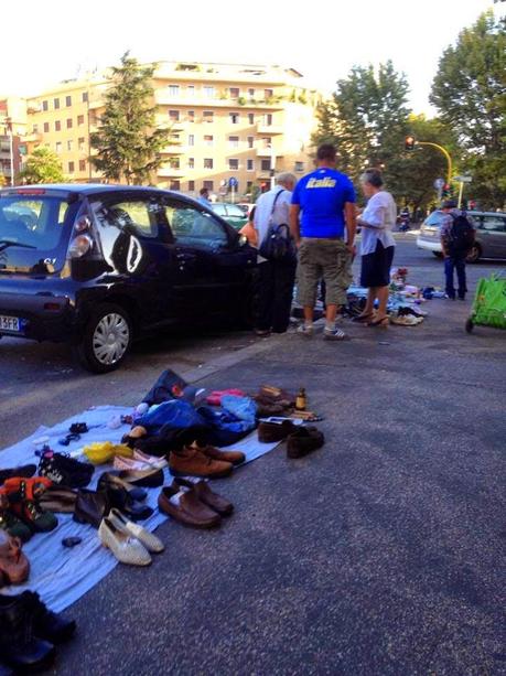 Tante foto dal mercatino del rubato e della monnezza di Piazzale degli Eroi. Di fronte all'Ospedale Oftalmico