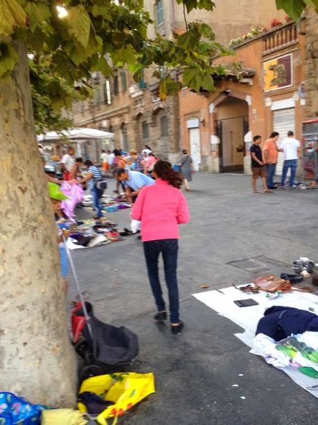 Tante foto dal mercatino del rubato e della monnezza di Piazzale degli Eroi. Di fronte all'Ospedale Oftalmico