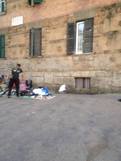 Tante foto dal mercatino del rubato e della monnezza di Piazzale degli Eroi. Di fronte all'Ospedale Oftalmico