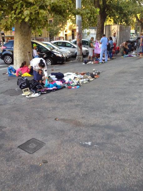 Tante foto dal mercatino del rubato e della monnezza di Piazzale degli Eroi. Di fronte all'Ospedale Oftalmico