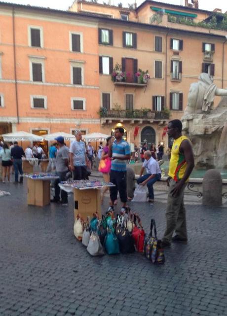 Guardate che meraviglia Piazza Navona finalmente riqualificata. Tolti tutti quei tavolini che toglievano spazio al racket del commercio abusivo. Evviva