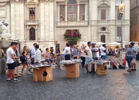 Guardate che meraviglia Piazza Navona finalmente riqualificata. Tolti tutti quei tavolini che toglievano spazio al racket del commercio abusivo. Evviva