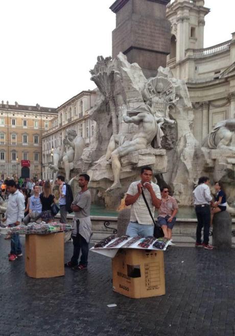 Guardate che meraviglia Piazza Navona finalmente riqualificata. Tolti tutti quei tavolini che toglievano spazio al racket del commercio abusivo. Evviva