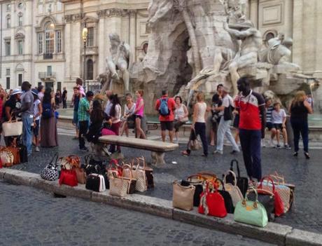 Guardate che meraviglia Piazza Navona finalmente riqualificata. Tolti tutti quei tavolini che toglievano spazio al racket del commercio abusivo. Evviva