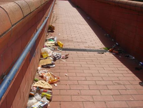 Tantissime foto da una fermata Rebibbia della metro B immersa nel degrado intollerabile. Le ha scattate il comitato di quartiere