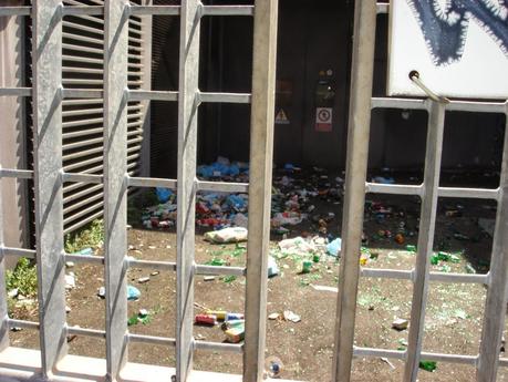 Tantissime foto da una fermata Rebibbia della metro B immersa nel degrado intollerabile. Le ha scattate il comitato di quartiere