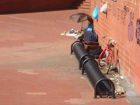 Tantissime foto da una fermata Rebibbia della metro B immersa nel degrado intollerabile. Le ha scattate il comitato di quartiere