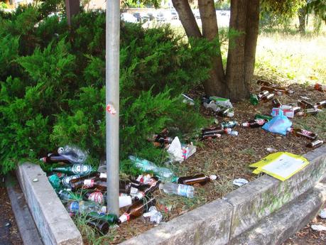 Tantissime foto da una fermata Rebibbia della metro B immersa nel degrado intollerabile. Le ha scattate il comitato di quartiere