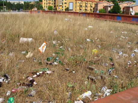 Tantissime foto da una fermata Rebibbia della metro B immersa nel degrado intollerabile. Le ha scattate il comitato di quartiere