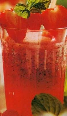 Cocktail alle fragole con spiedini