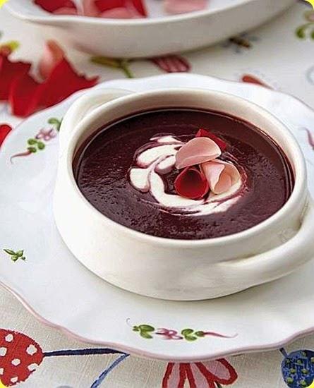 Zuppa fredda di ciliegie con petali di rosa