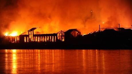 Campania, Notte di paura ad Ischia: incendio forse doloso. Al mattino torna tutto sotto controllo