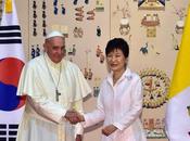 Papa Francesco arriva Corea Sud. Nord lancia razzi arrivo