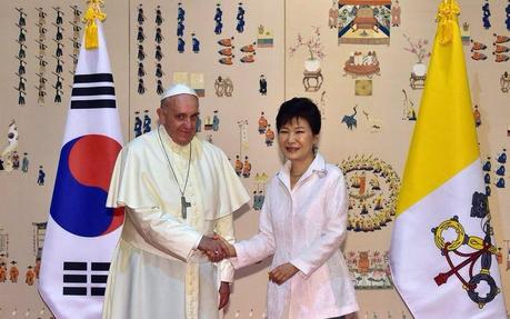 Papa Francesco arriva in Corea del Sud. La Corea del Nord lancia razzi al suo arrivo