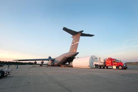 L'arrivo a bordo di un C-5 nella base aerea Andrews in Maryland