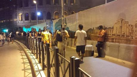Fori Imperiali senza pace. Gli abusivi ora invadono la strada anche di notte. Territorio completamente abbandonato, divorato da ogni racket