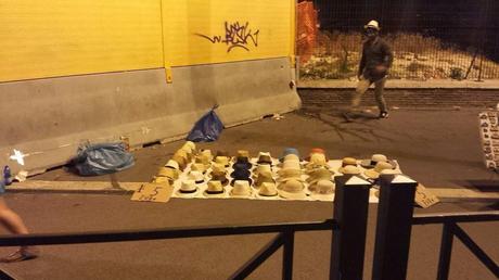 Fori Imperiali senza pace. Gli abusivi ora invadono la strada anche di notte. Territorio completamente abbandonato, divorato da ogni racket