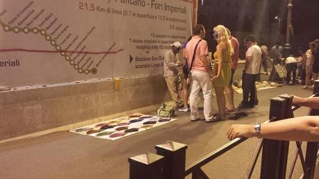 Fori Imperiali senza pace. Gli abusivi ora invadono la strada anche di notte. Territorio completamente abbandonato, divorato da ogni racket