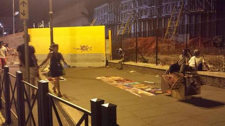 Fori Imperiali senza pace. Gli abusivi ora invadono la strada anche di notte. Territorio completamente abbandonato, divorato da ogni racket