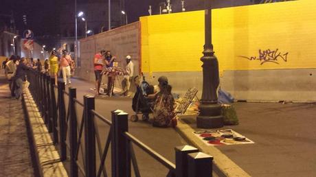 Fori Imperiali senza pace. Gli abusivi ora invadono la strada anche di notte. Territorio completamente abbandonato, divorato da ogni racket