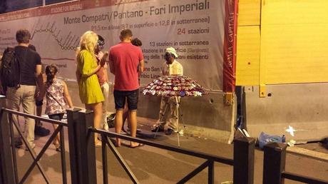 Fori Imperiali senza pace. Gli abusivi ora invadono la strada anche di notte. Territorio completamente abbandonato, divorato da ogni racket