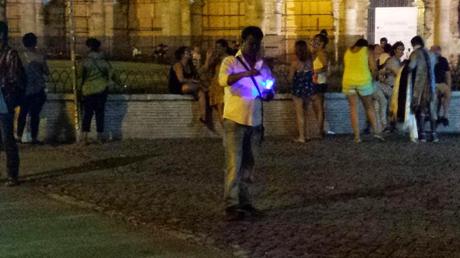 Fori Imperiali senza pace. Gli abusivi ora invadono la strada anche di notte. Territorio completamente abbandonato, divorato da ogni racket