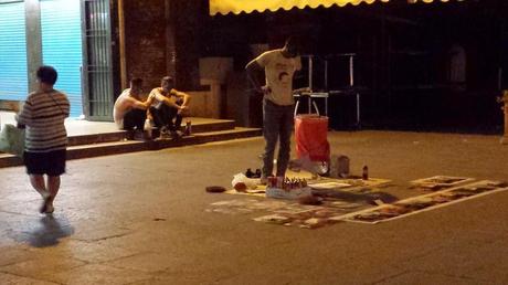 Fori Imperiali senza pace. Gli abusivi ora invadono la strada anche di notte. Territorio completamente abbandonato, divorato da ogni racket