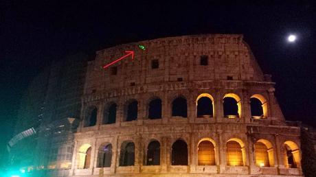 Fori Imperiali senza pace. Gli abusivi ora invadono la strada anche di notte. Territorio completamente abbandonato, divorato da ogni racket