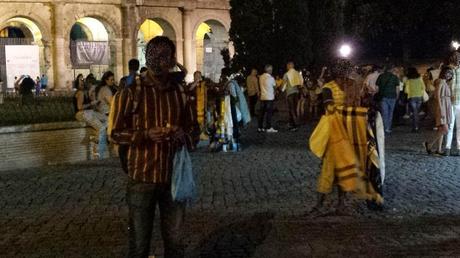 Fori Imperiali senza pace. Gli abusivi ora invadono la strada anche di notte. Territorio completamente abbandonato, divorato da ogni racket