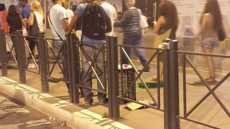 Fori Imperiali senza pace. Gli abusivi ora invadono la strada anche di notte. Territorio completamente abbandonato, divorato da ogni racket